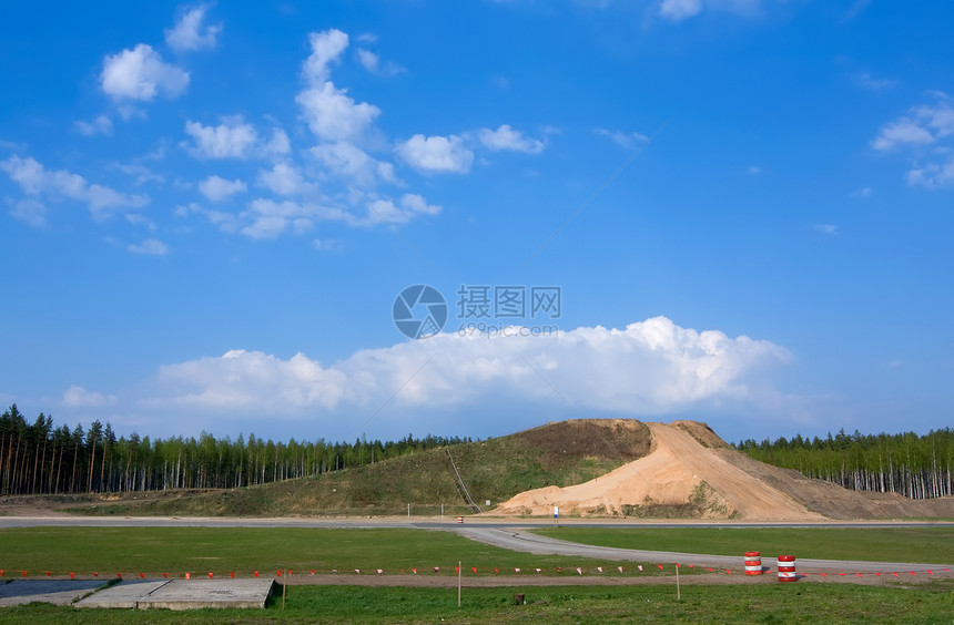 诸云和摇滚天气绿色场景蓝色季节天空城市美化风景太阳图片