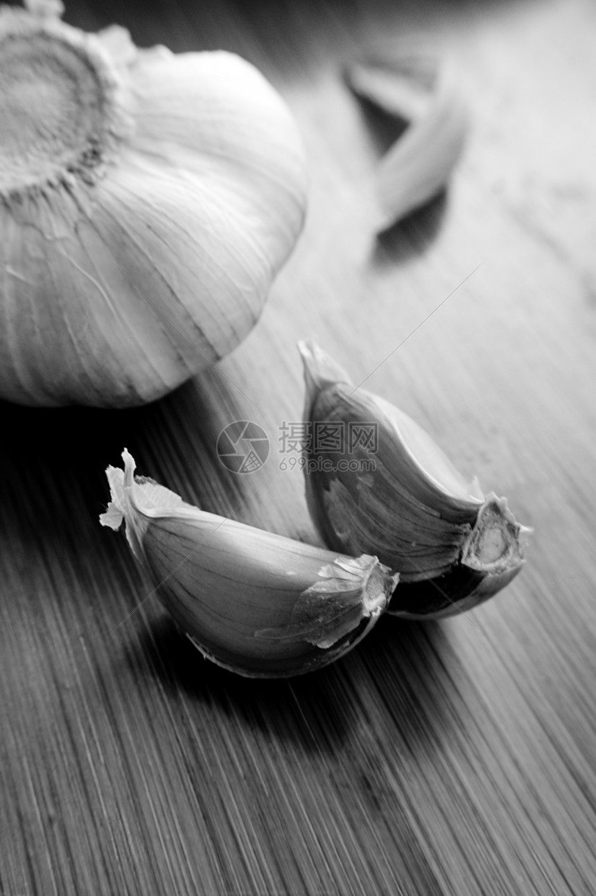 Garlic 泡泡及其切片白色美食茶点文化食物香料蔬菜灯泡团体木头图片