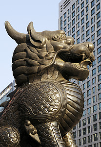 建筑前面的龙雕像背景图片
