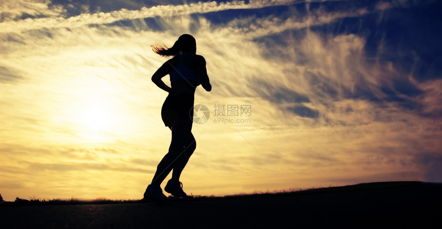 美丽的女选手女孩女士日落跑步赛跑者身体成人行动运动太阳图片