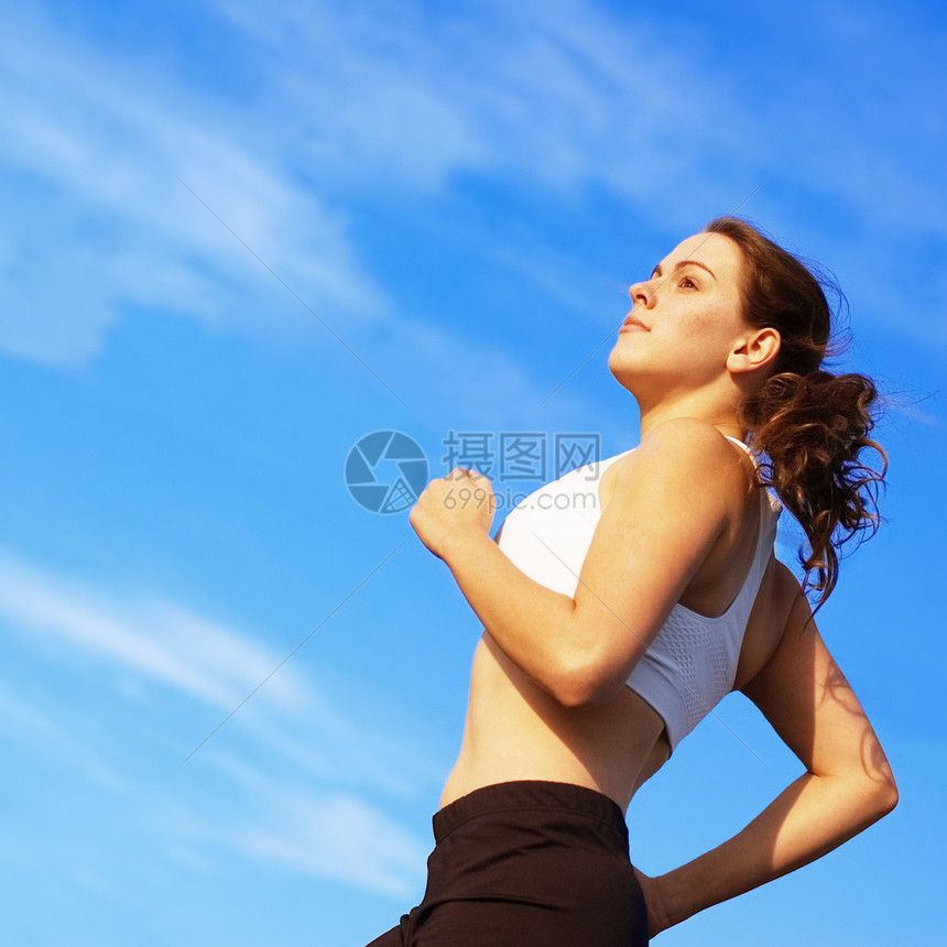美丽的女选手训练力量数字女性活力活动女孩身体天空赛跑者图片