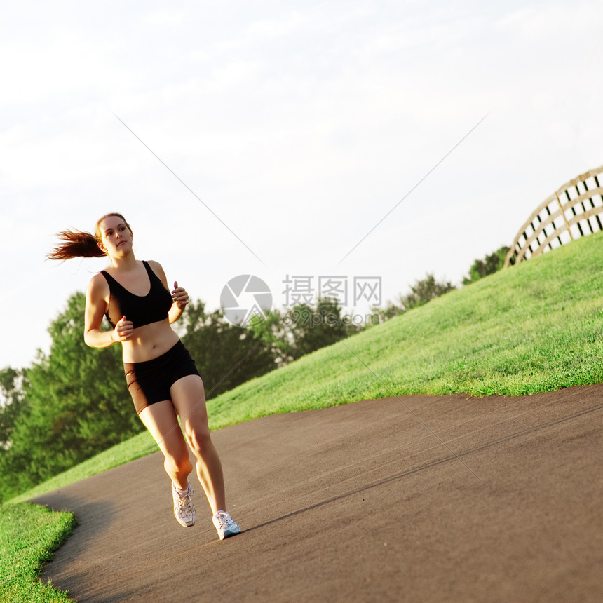 美丽的女选手训练女性活动天空力量运动跑步女孩活力数字图片