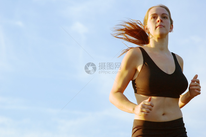 美丽的女选手身体天空成人力量火车运动娱乐行动跑步活动图片