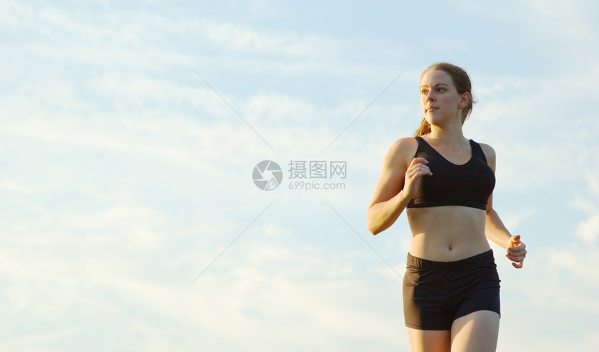 美丽的女选手慢跑者娱乐女士成人数字女性天空活力火车身体图片