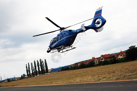 警务直升机航空天空解脱机场跑道救援翅膀运输导航警察高清图片