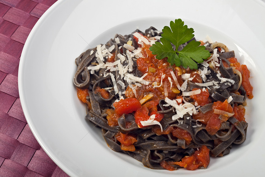 棕褐色意大利面配番茄酱面条红色美味午餐黑色熟食烹饪盘子食品美食图片