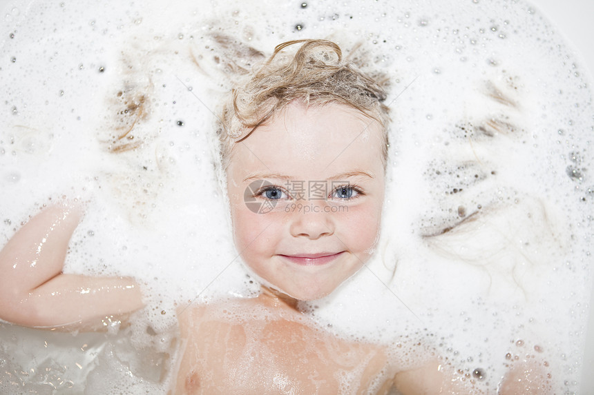泡泡浴中的女孩白色乐趣人脸美容气泡治疗童年女性婴儿快乐图片
