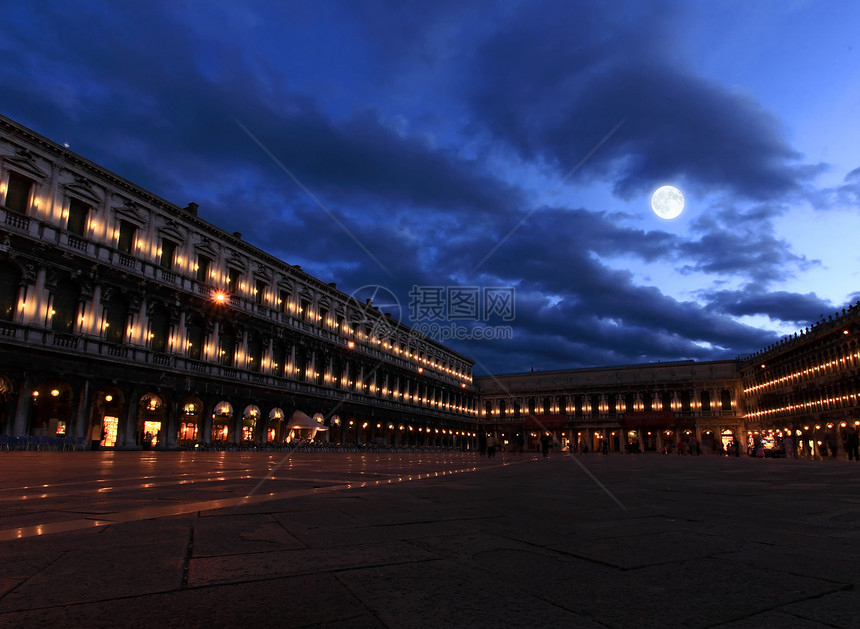 威尼斯圣马尔科广场夜幕游客城市柱子大教堂反射纪念碑月亮钟楼吸引力图片