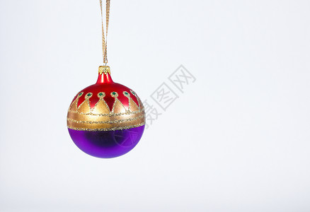 圣诞节装饰玩意儿金子红色白色闪光玩具紫色背景图片