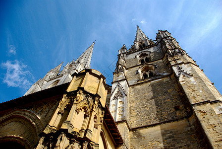 Bayonne大教堂的低角视图背景图片