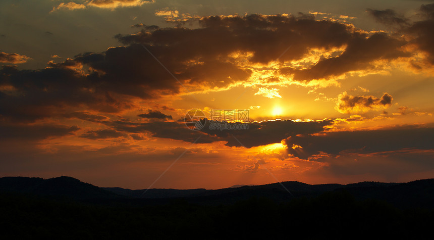 日落在山上橙子环境天际黄色晴天天空阳光太阳图片