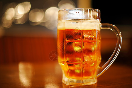 冰冷的轻亮金啤酒背景图片