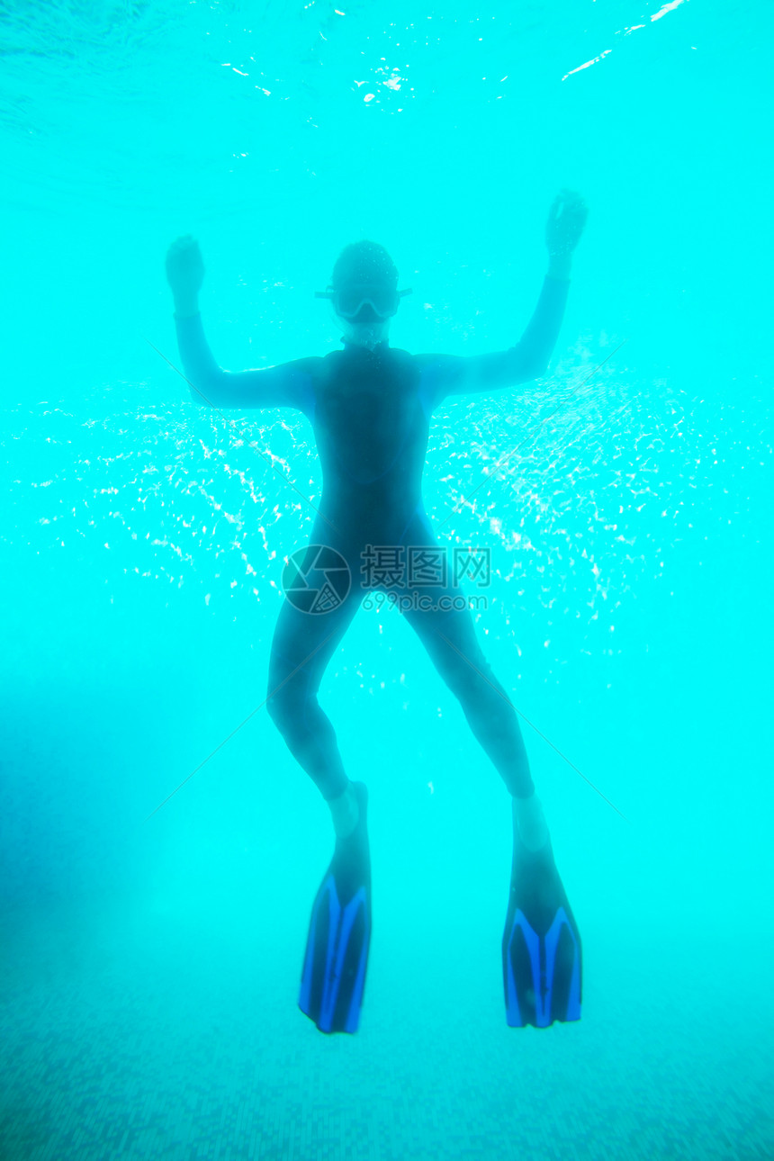 在水中潜水的Scuba潜水员图片