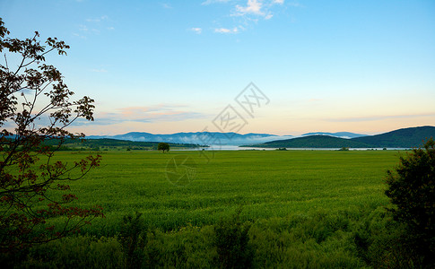 兹列布切沃带有水坝湖的春季风景背景