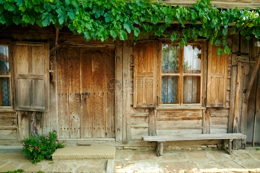 保加利亚耶拉夫纳一座旧木屋前图片