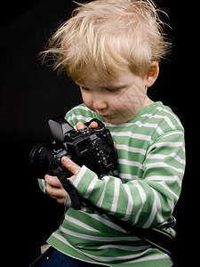 可爱的小男孩相机孩子微笑黑色金发乐趣背景图片