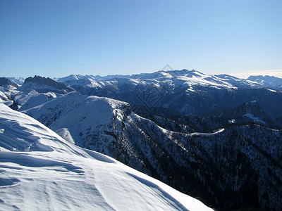 一段距离主要高加索山脊登山冰川解脱雪峰全景风景旅行文件植物群高山背景