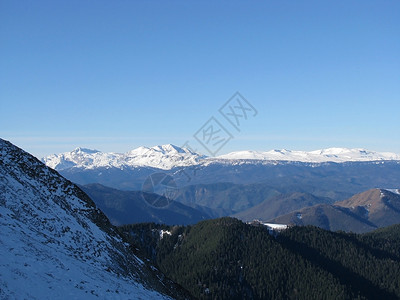 一段距离主要高加索山脊旅行植物群蓝色高山文件冰川木头风景山丘植被背景