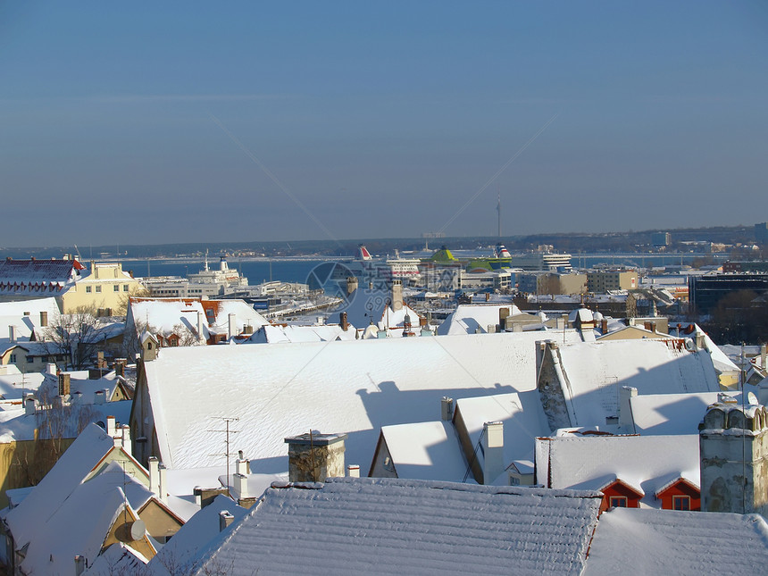 旧塔林屋顶上的新雪建筑石头建筑学国家蓝色气候场景城堡教会爬坡图片