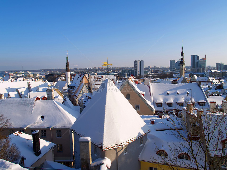 旧塔林屋顶上的新雪场景石头窗户全景国家街道历史天空城市爬坡图片