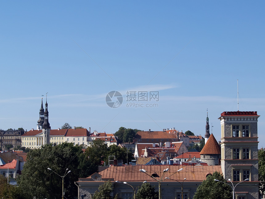 爱沙尼亚老塔林首府的屋顶景观建筑天空风向标蓝色国家文化旅行场景教会图片
