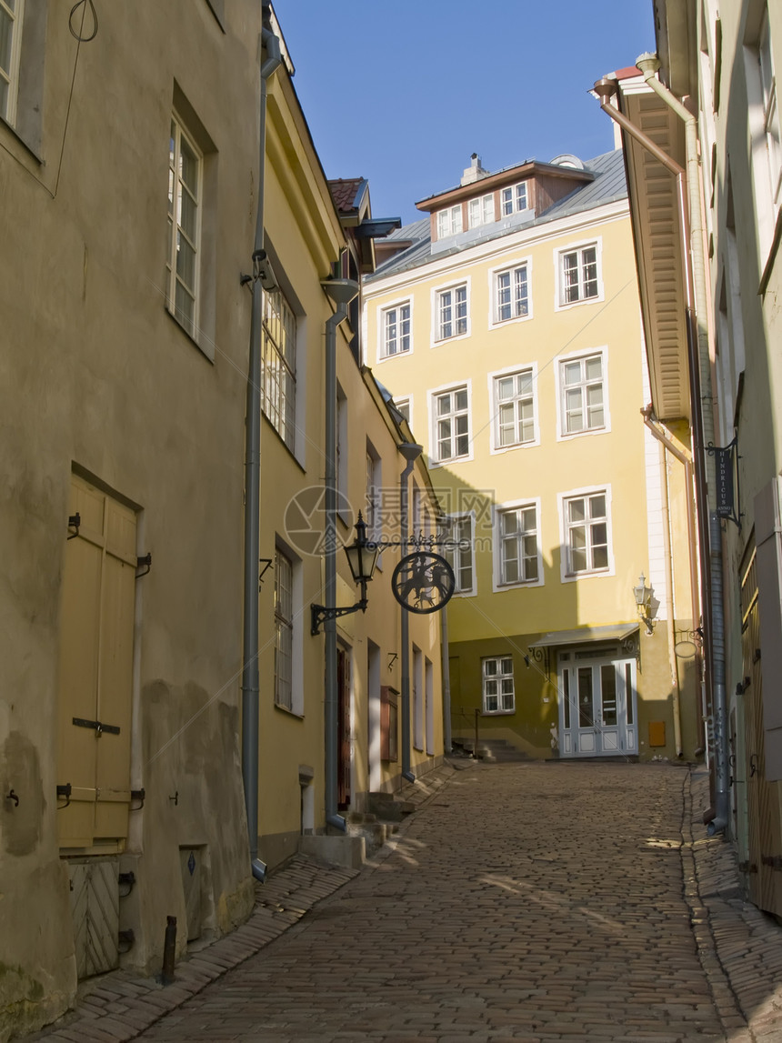 古城街道 爱沙尼亚首都塔林法卡迪斯风向标教会古董石头建筑学旅游场景蓝色文化房子图片