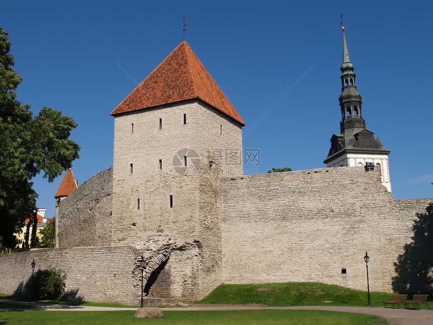中世纪加固工事和爱沙尼亚首都塔林的塔塔建筑场景旅游风向标房子天空蓝色城市建筑学景观图片