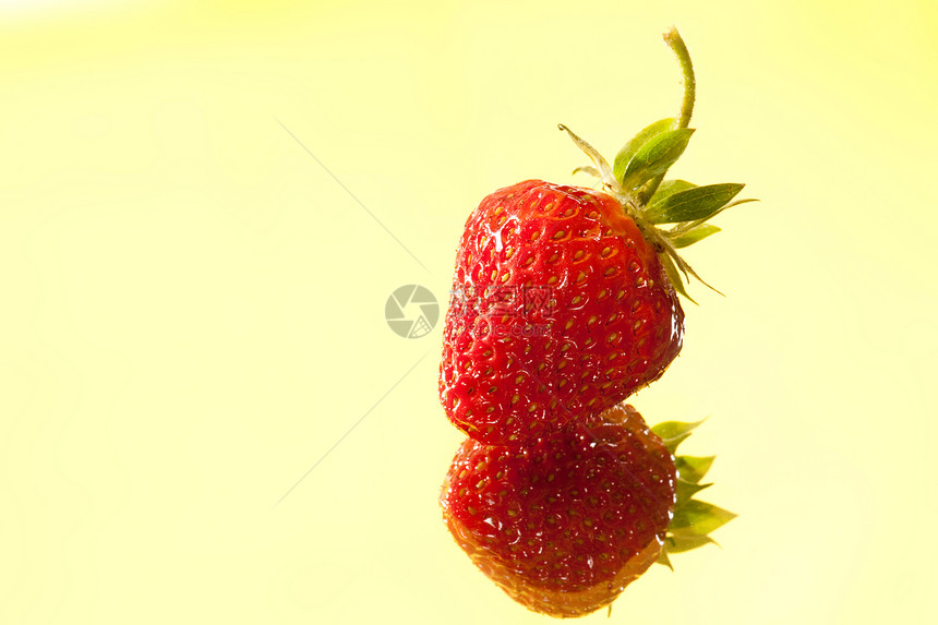 草莓水果食物黄色红色甜点图片
