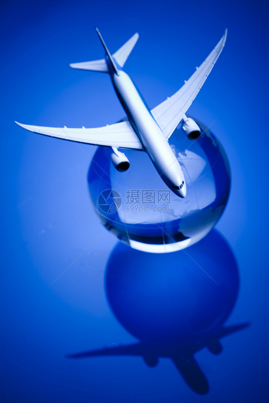 蓝色背景的地球航空班机外国国际全球圆形运输行星技术天空插图客机图片