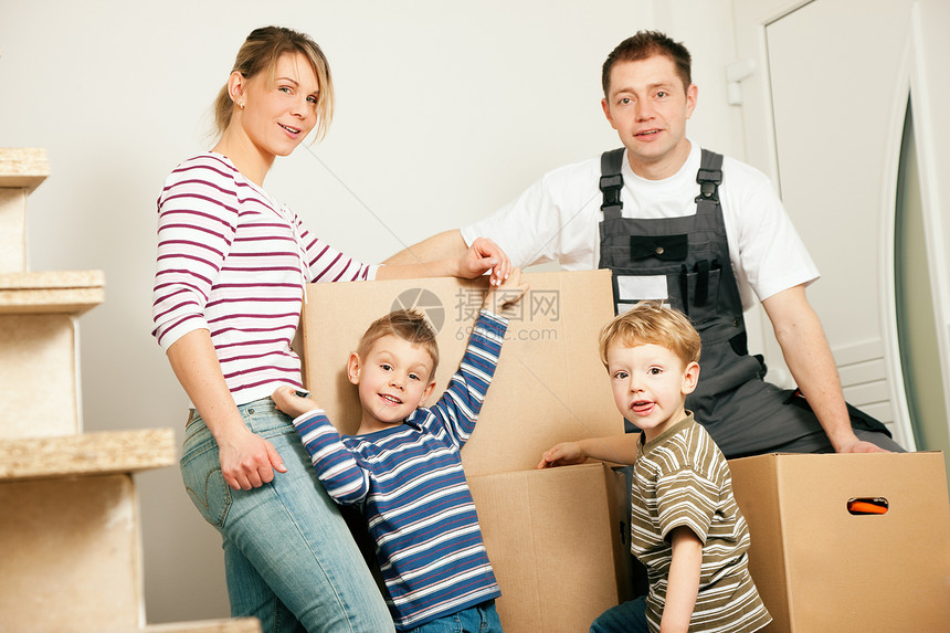 家庭在新家里的移动后代包装搬运工孩子们开箱房子父亲公寓母亲托运图片