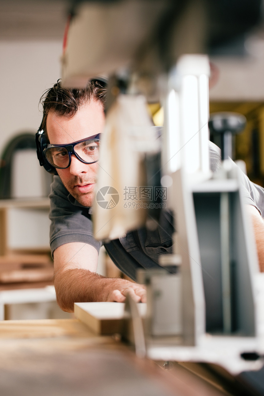 电锯木匠木头男人男性职业工作手工业工具作坊木板工匠图片