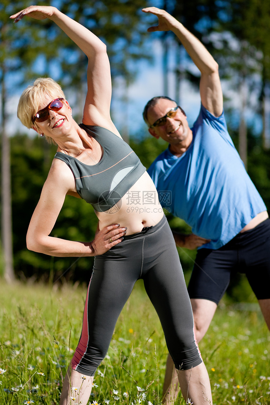 老年夫妇在户外运动锻炼乐趣成人女士退休阳光照射人员运动娱乐男人体操图片