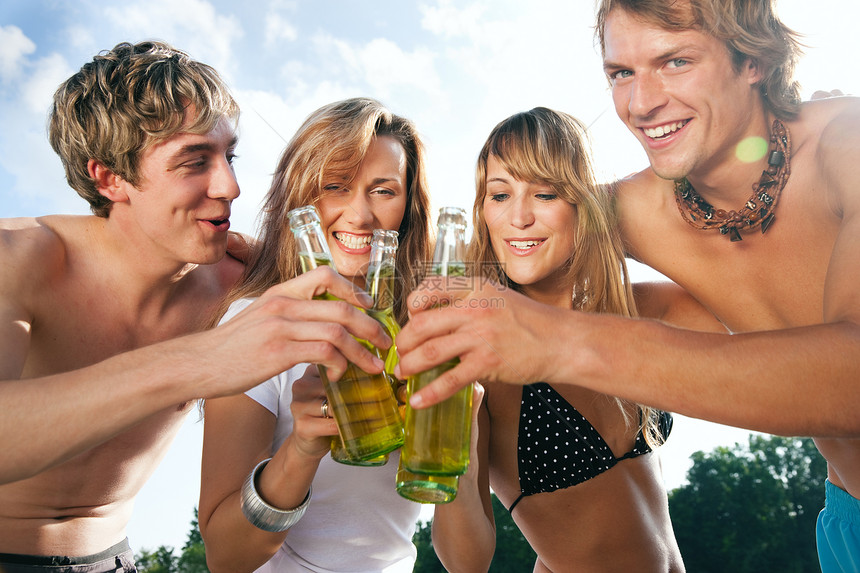 四个人庆祝海滩派对朋友们游泳衣男人青年成人娱乐团体喜悦女性庆典图片