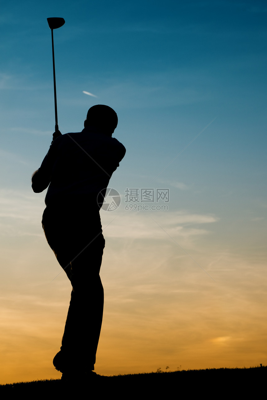 日落时高级男性高尔夫球运动员人员乐趣运动娱乐男人玩家锻炼闲暇成人天空图片