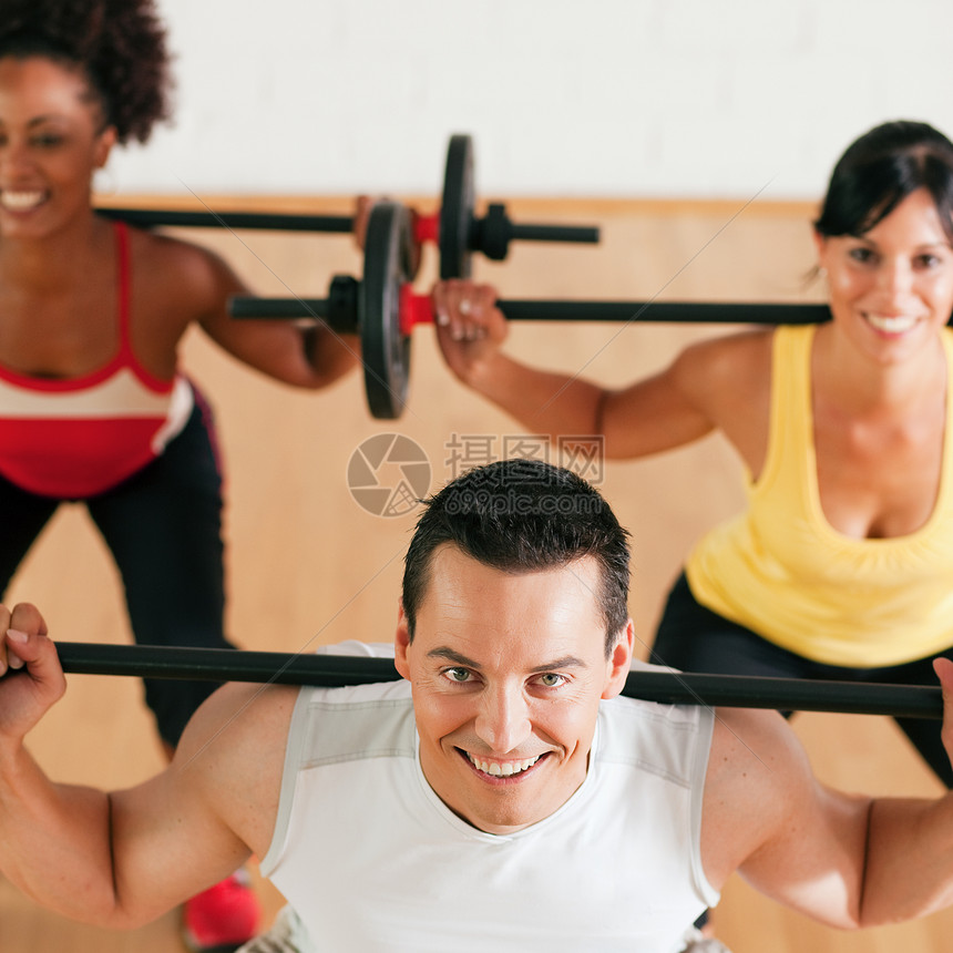 健身房中配有巴铃的健身组女性运动成人健康举重耐力体操同步重量女士图片