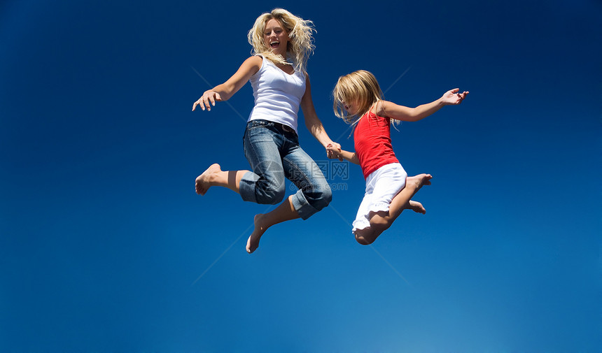 飞行家庭自由蹦床乐趣女孩妈妈跳跃喜悦锻炼孩子图片