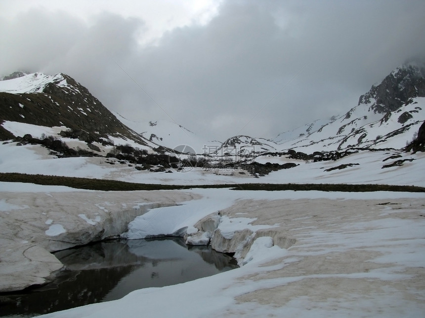 湖一条路线风景冰川解脱旅行山丘背景文件水库斜坡图片