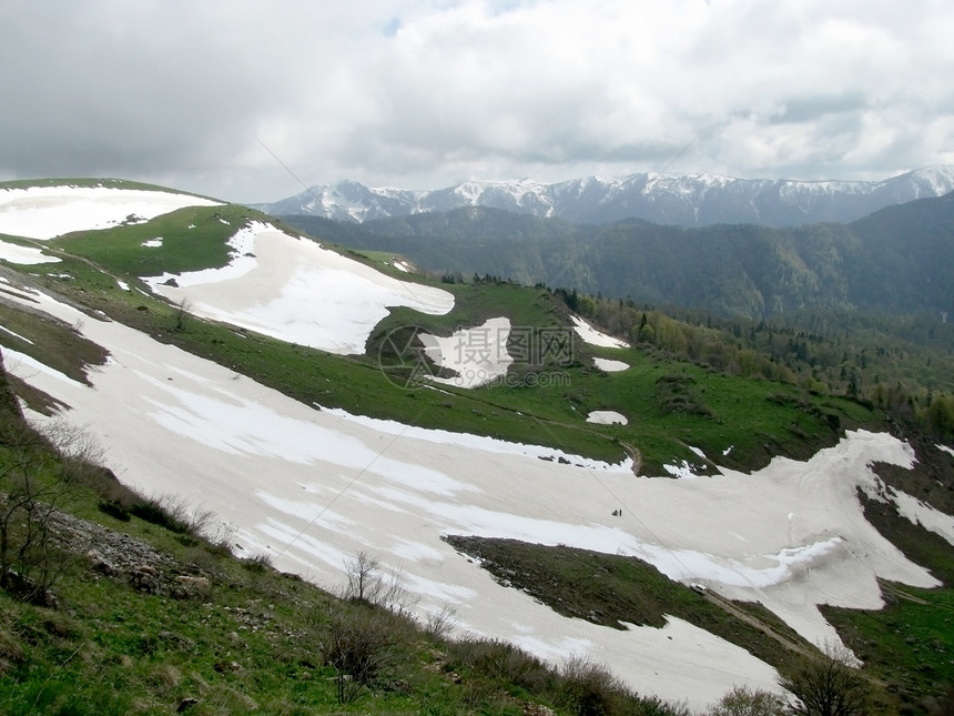 过斜坡一条路线解脱背景风景旅行山丘冰川高山草甸图片