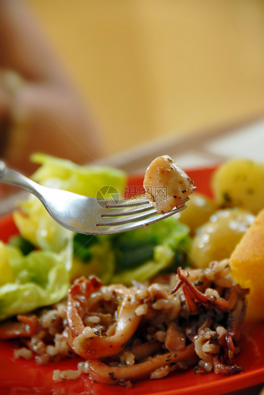 含有鱿鱼的里索托饮食食欲乌贼盘子桌子荒地土豆营养午餐金属图片