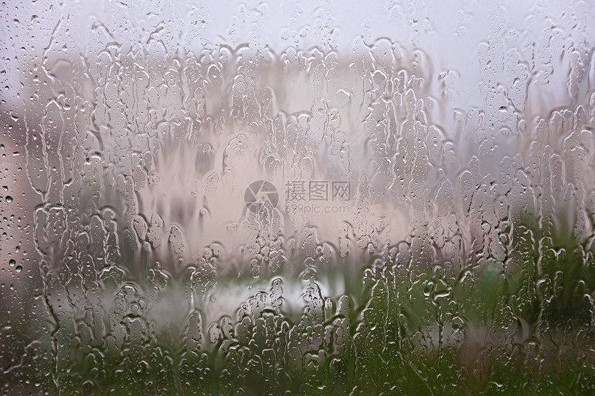 透过窗口浏览流水和雨水滴水图片