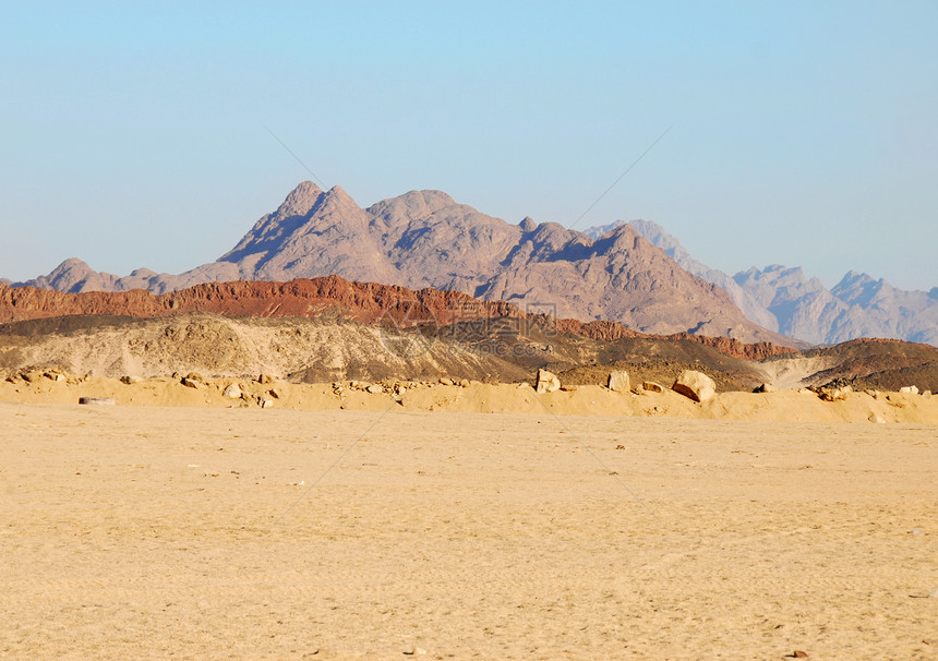 沙漠景观旅行情调爬坡太阳沙丘石头旅游丘陵地平线天空图片