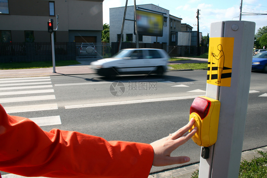 过路交通民众街道风险女士危险行人穿越手臂运输图片