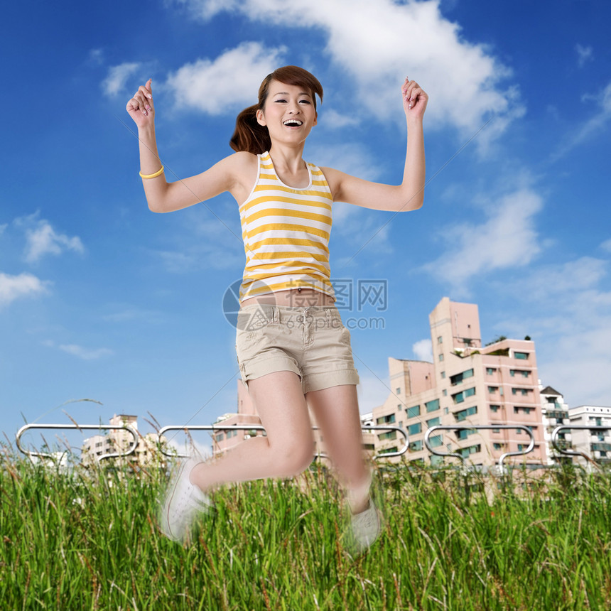 快乐的女孩跳上公园图片
