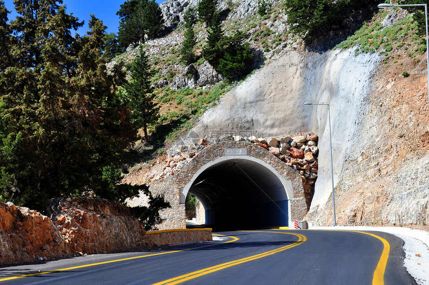 山山隧道交通路线曲线旅行岩石隧道建造沥青探索黄色图片