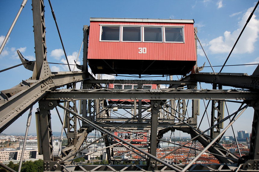 维也纳Prater游乐园Ferris观察轮的Gondola图片