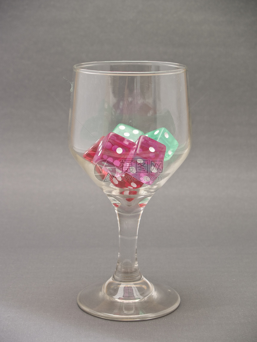 带有骰子的玻璃杯玩家玻璃背景数字立方体游戏灰色赌注图片