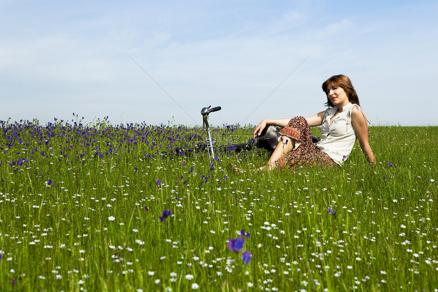 骑自行车的女孩场地享受天空公园喜悦乐趣成人自由微笑蓝色图片