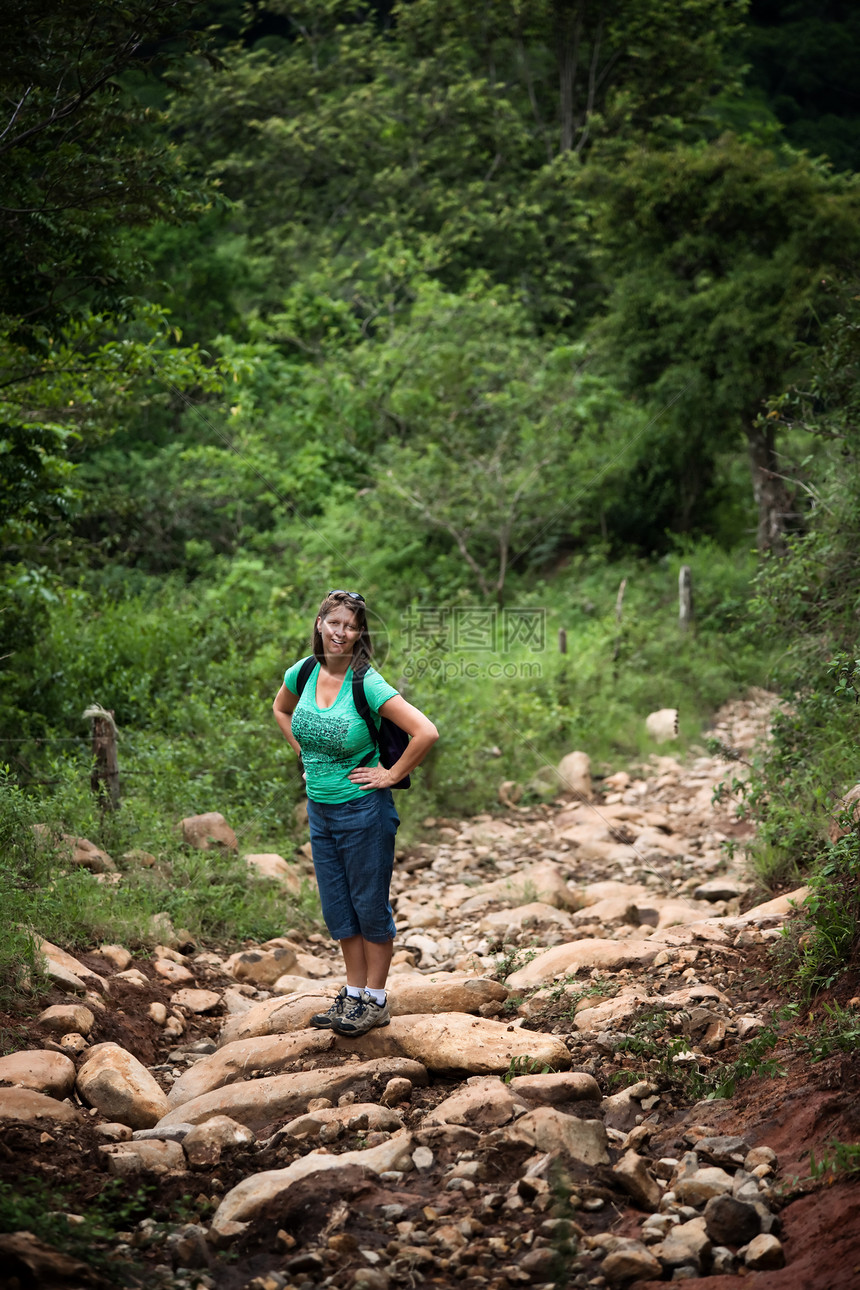在哥斯达黎加 在一条崎岖不平的生锈小路上搭乘女徒步旅行者图片
