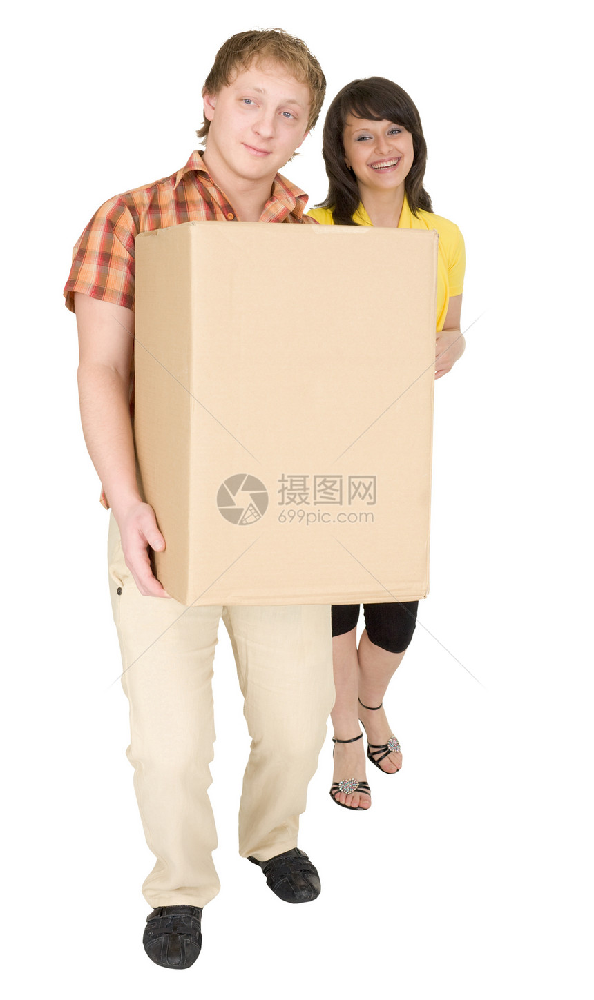 女人和男人拿着大纸箱图片