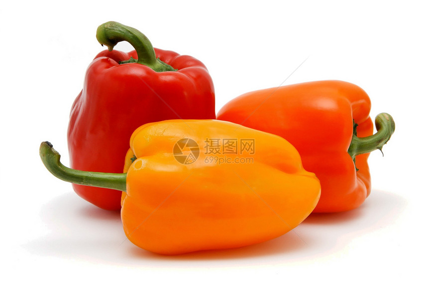 白色背景中红色 橙色和黄色的三种甜椒图片